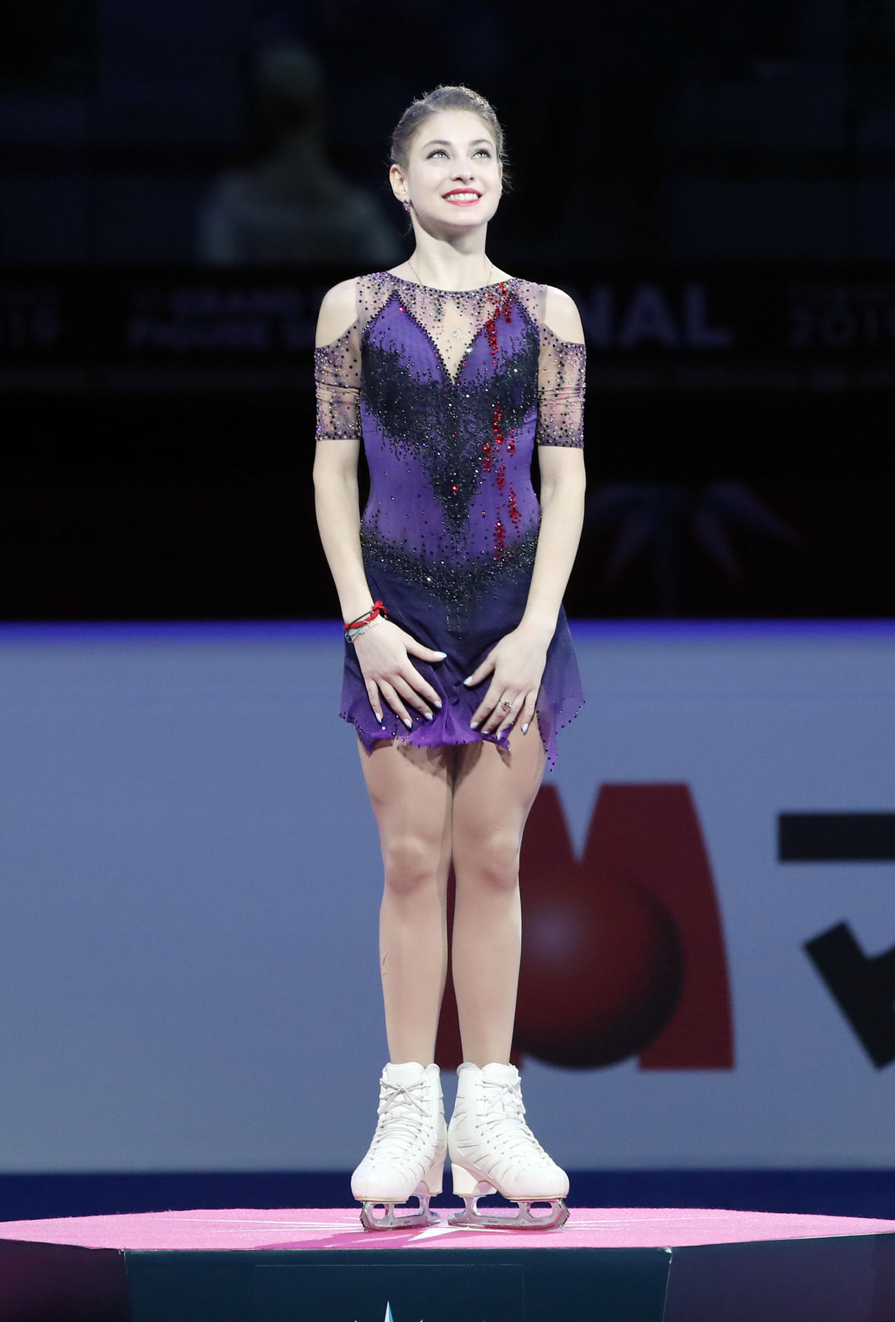 グランプリ（GP）ファイナル　女子フリー　表彰式で笑顔を見せるアリョーナ・コストルナヤ（2019年12月撮影）