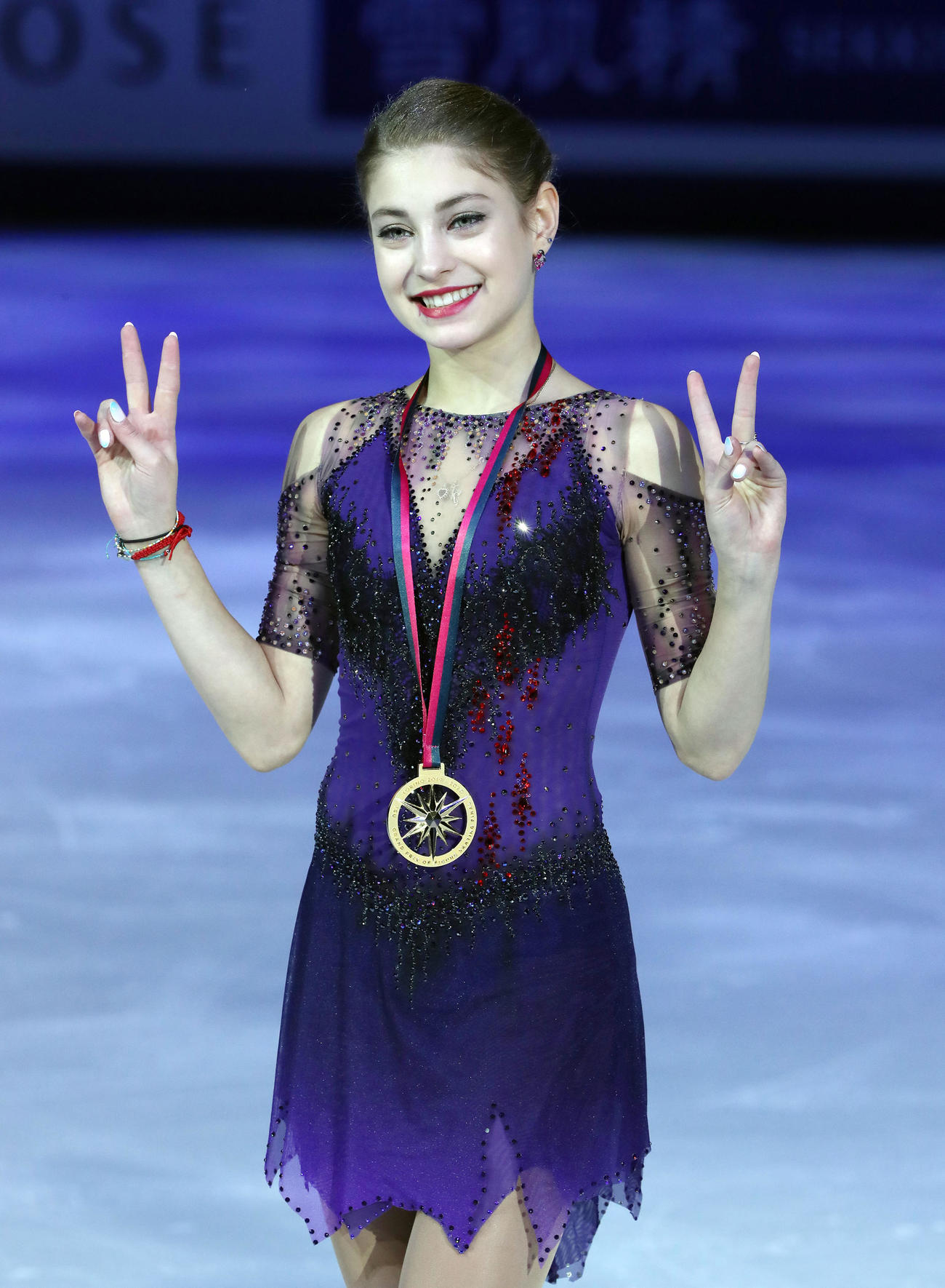グランプリ（GP）ファイナル　女子フリー　表彰式で笑顔を見せるアリョーナ・コストルナヤ（2019年12月撮影）