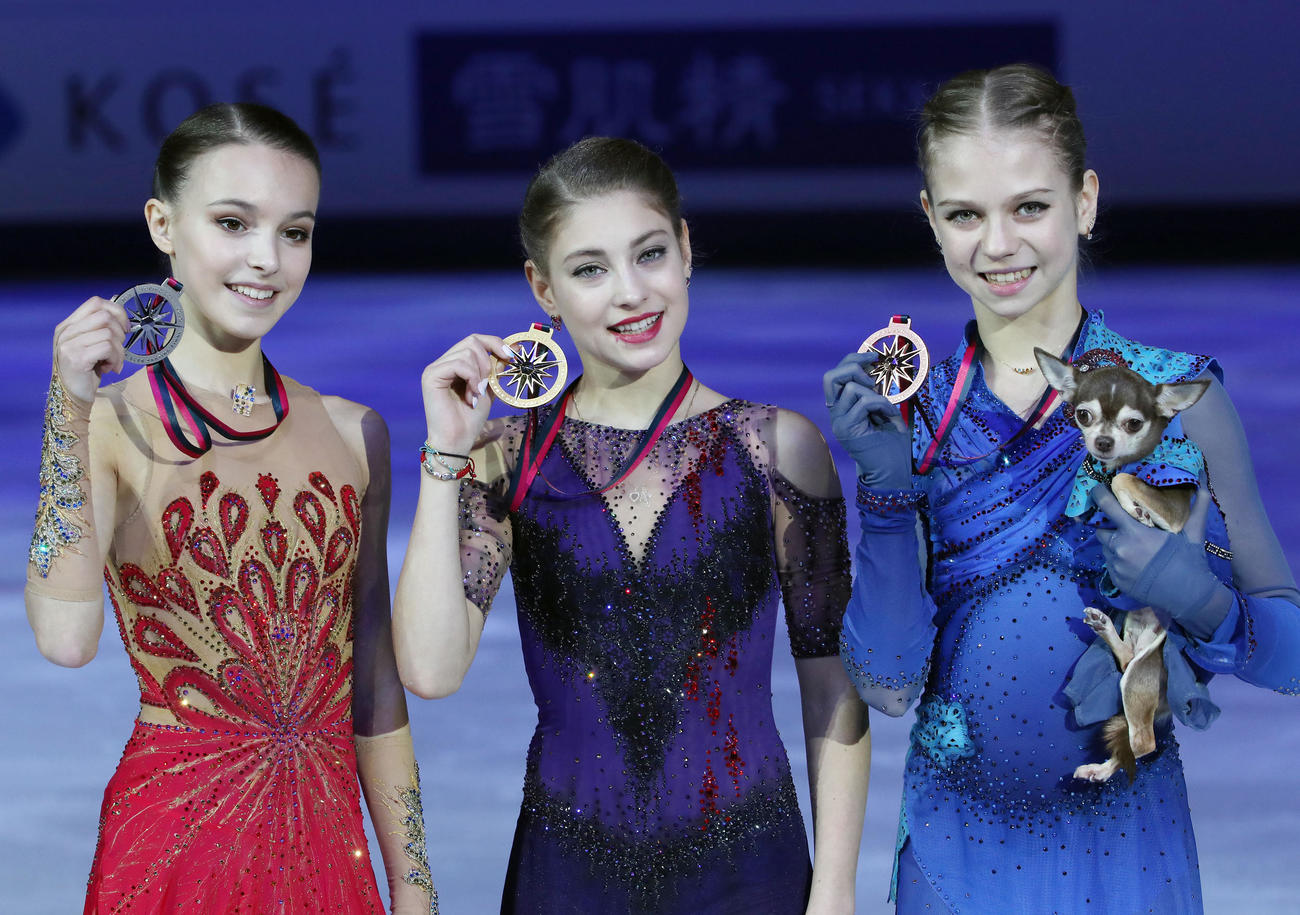 グランプリ（GP）ファイナル　女子フリー　表彰式で笑顔を見せる、左からアンナ・シェルバコワ、アリョーナ・コストルナヤ、アレクサンドラ・トルソワ（2019年12月撮影）