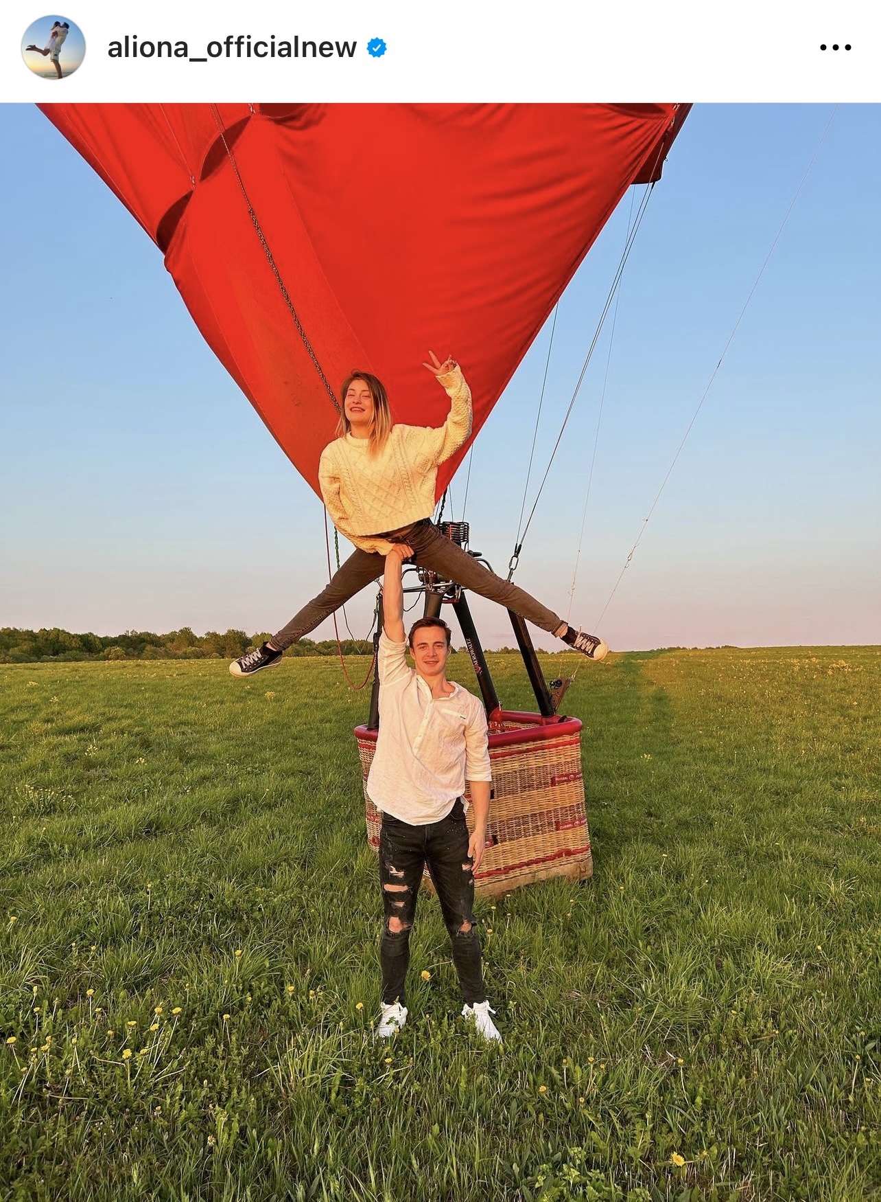 クニツァと気球に乗るコストルナヤ（コストルナヤのインスタグラムから）