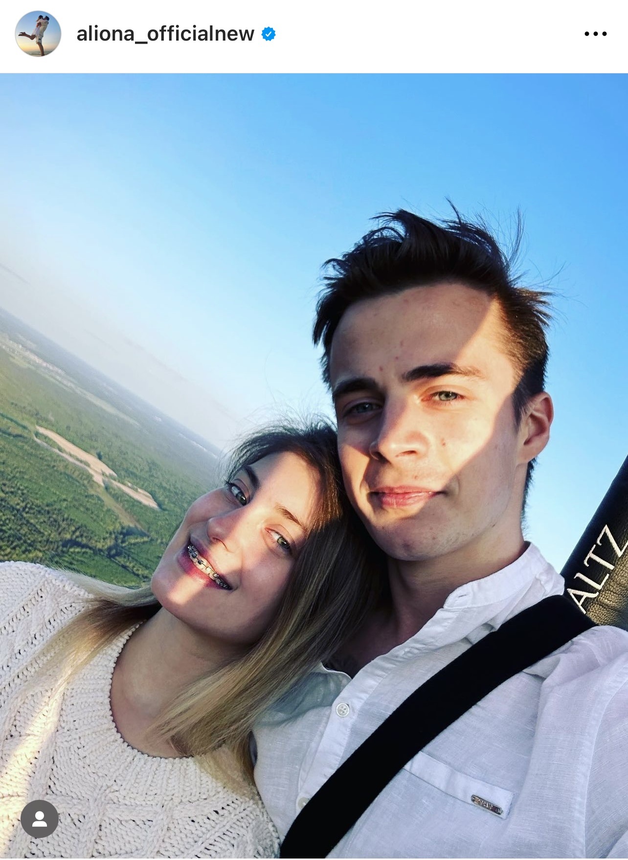 クニツァと顔を寄せ合うコストルナヤ（コストルナヤのインスタグラムから）