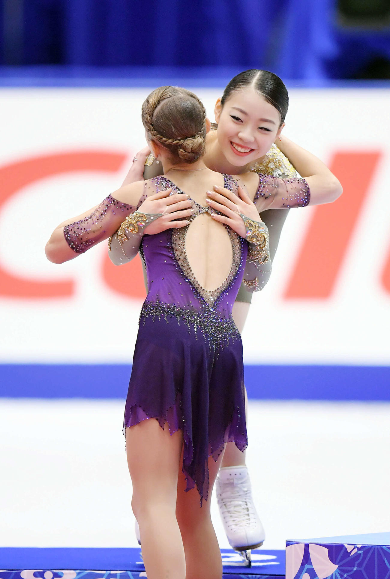NHK杯　女子シングルで銀メダルを獲得し、表彰式で金メダルのコストルナヤ（手前）とハグする紀平（2019年11月撮影）