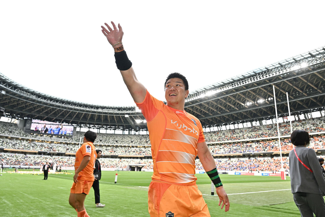 埼玉対東京ベイ　優勝を決めサポーターに手を振る東京ベイCTB立川（撮影・滝沢徹郎）