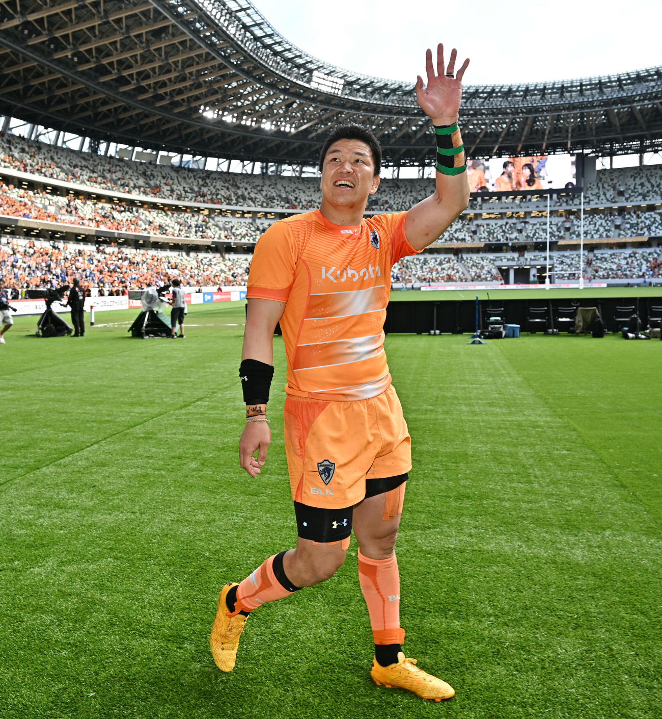 埼玉対東京ベイ　優勝を決めサポーターに手を振る東京ベイCTB立川（撮影・滝沢徹郎）