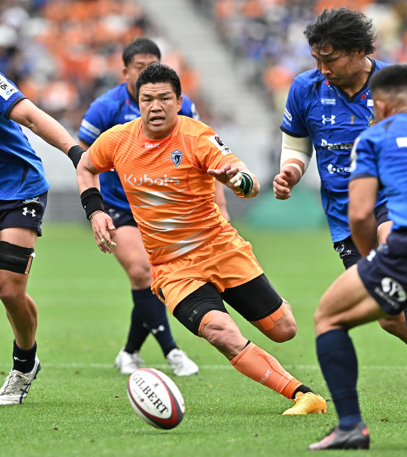 埼玉対東京ベイ　前半、ボールを追う東京ベイCTB立川（左手前）。右は埼玉プロップ稲垣（撮影・滝沢徹郎）　　