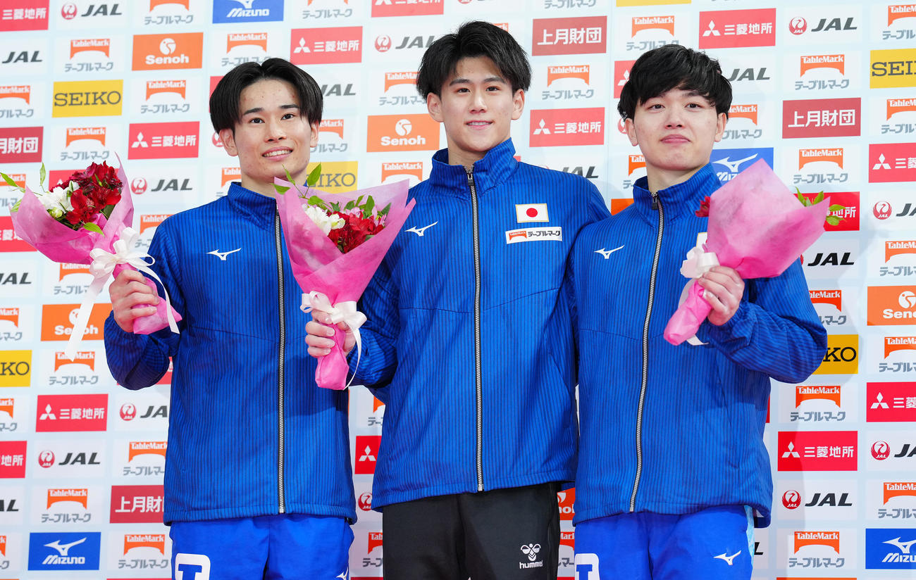 日本代表に選ばれ笑顔で写真に納まる橋本（中央）、萱（左）、三輪（撮影・垰建太）