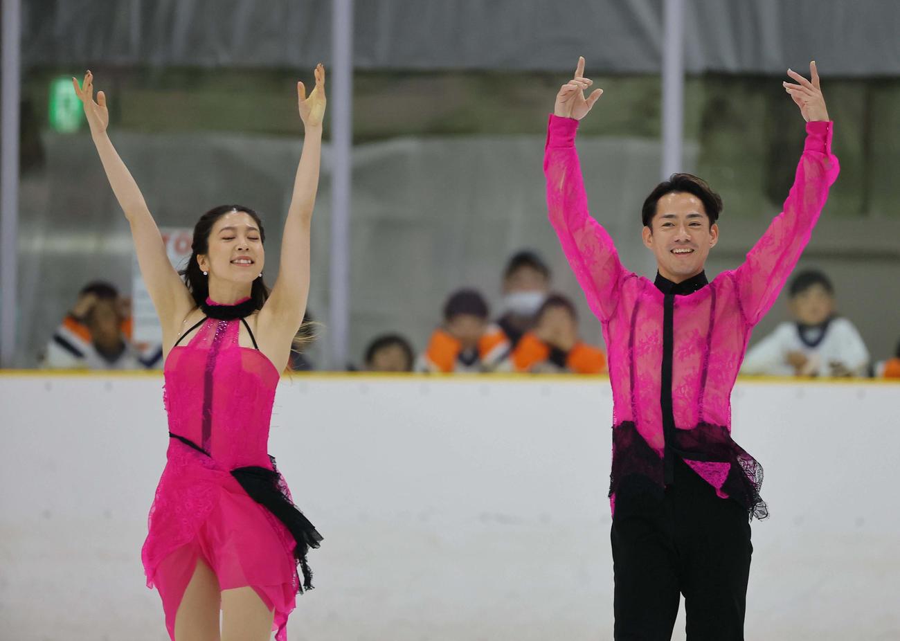 大阪府立臨海スポーツセンター創立50周年感謝祭でゲスト出演する高橋（右）、村元ペア（撮影・上田博志）