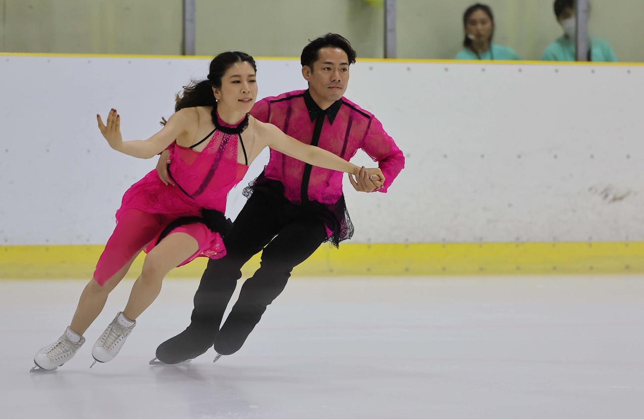 大阪府立臨海スポーツセンター創立50周年感謝祭でゲスト出演する高橋（右）村元ペア（撮影・上田博志）