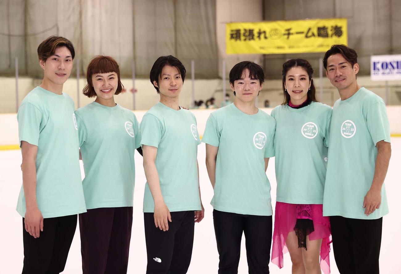 大阪府立臨海スポーツセンター創立50周年感謝祭にゲストで登場した左から田中、村上、町田、鍵山、村元、高橋（撮影・上田博志）