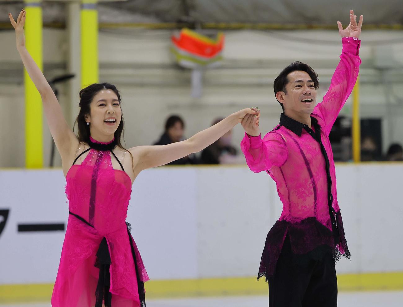 大阪府立臨海スポーツセンター創立50周年感謝祭でゲスト出演する高橋（右）、村元組（撮影・上田博志）