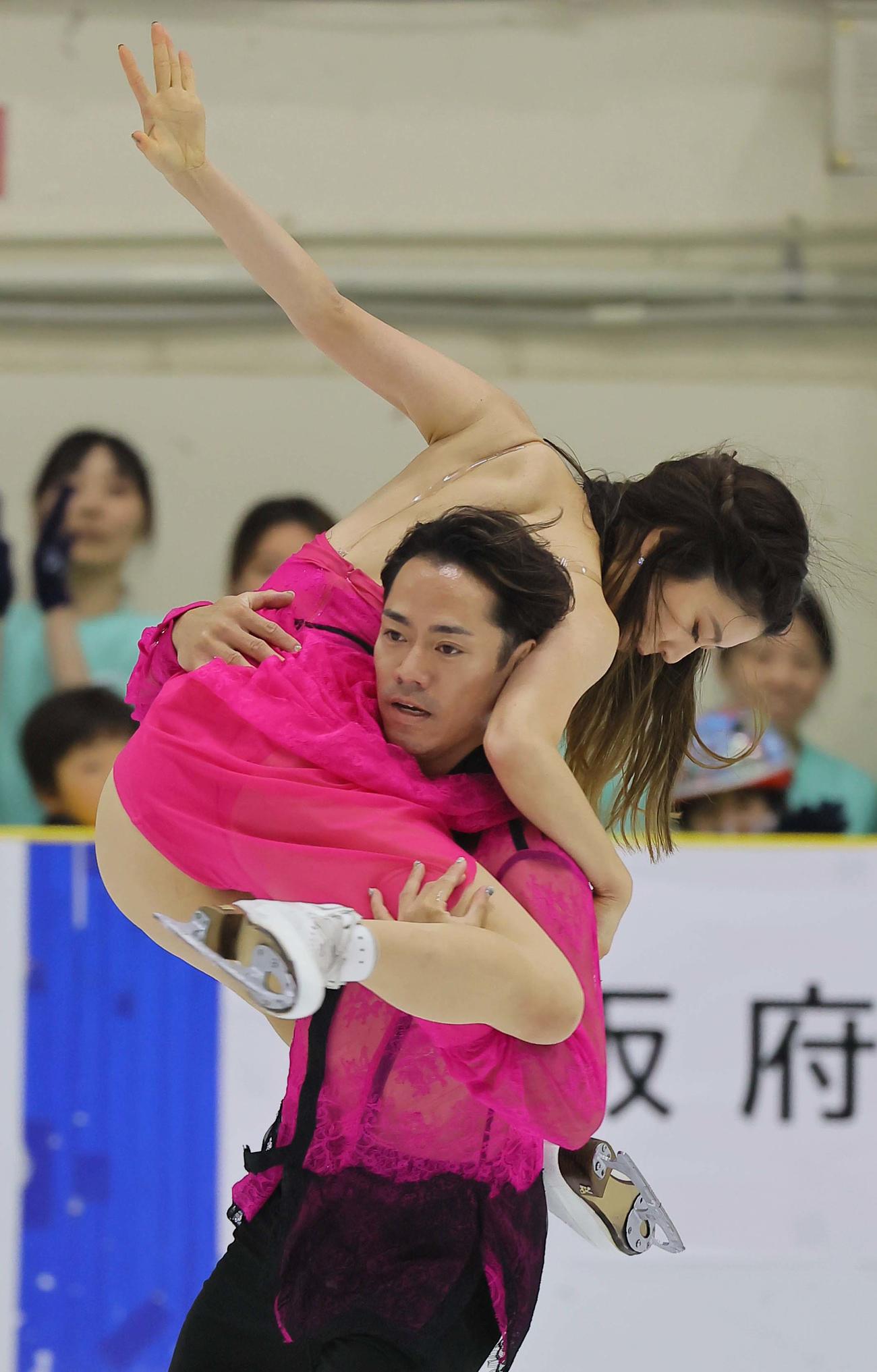 大阪府立臨海スポーツセンター創立50周年感謝祭でゲスト出演する高橋（下）村元組（撮影・上田博志）