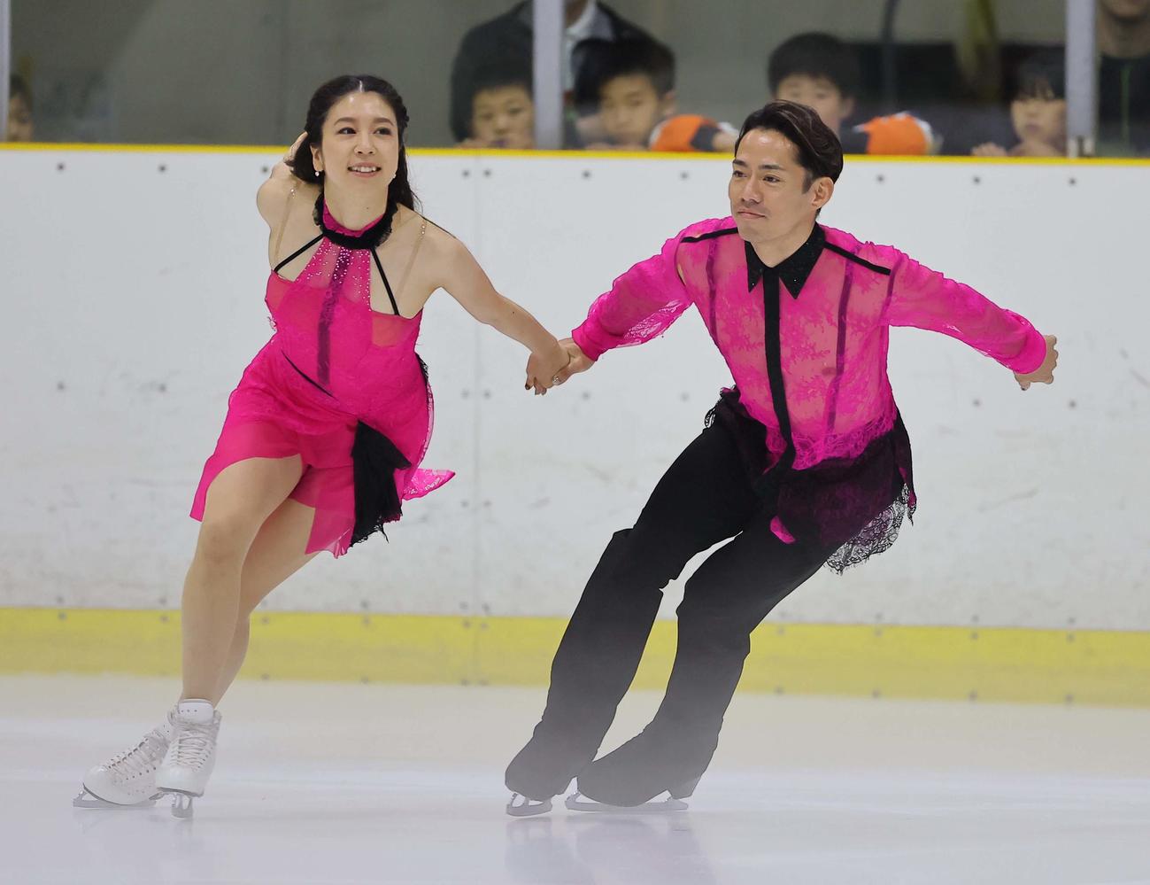 大阪府立臨海スポーツセンター創立50周年感謝祭でゲスト出演する高橋（右）、村元組（撮影・上田博志）