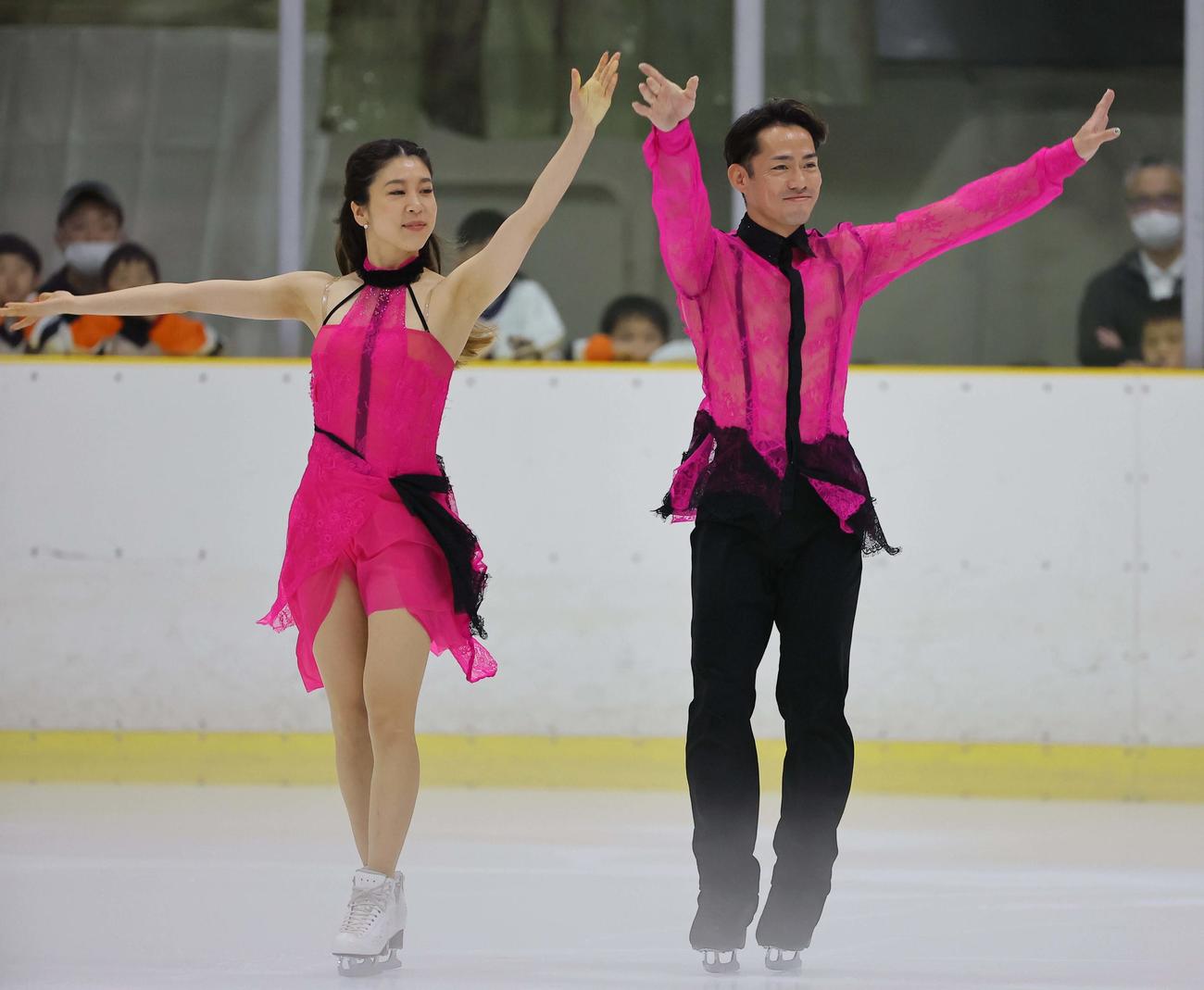 大阪府立臨海スポーツセンター創立50周年感謝祭でゲスト出演する高橋（右）村元組（撮影・上田博志）
