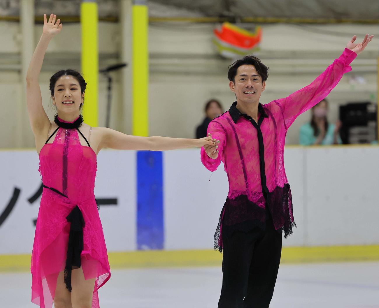 大阪府立臨海スポーツセンター創立50周年感謝祭でゲスト出演する高橋（右）村元組（撮影・上田博志）
