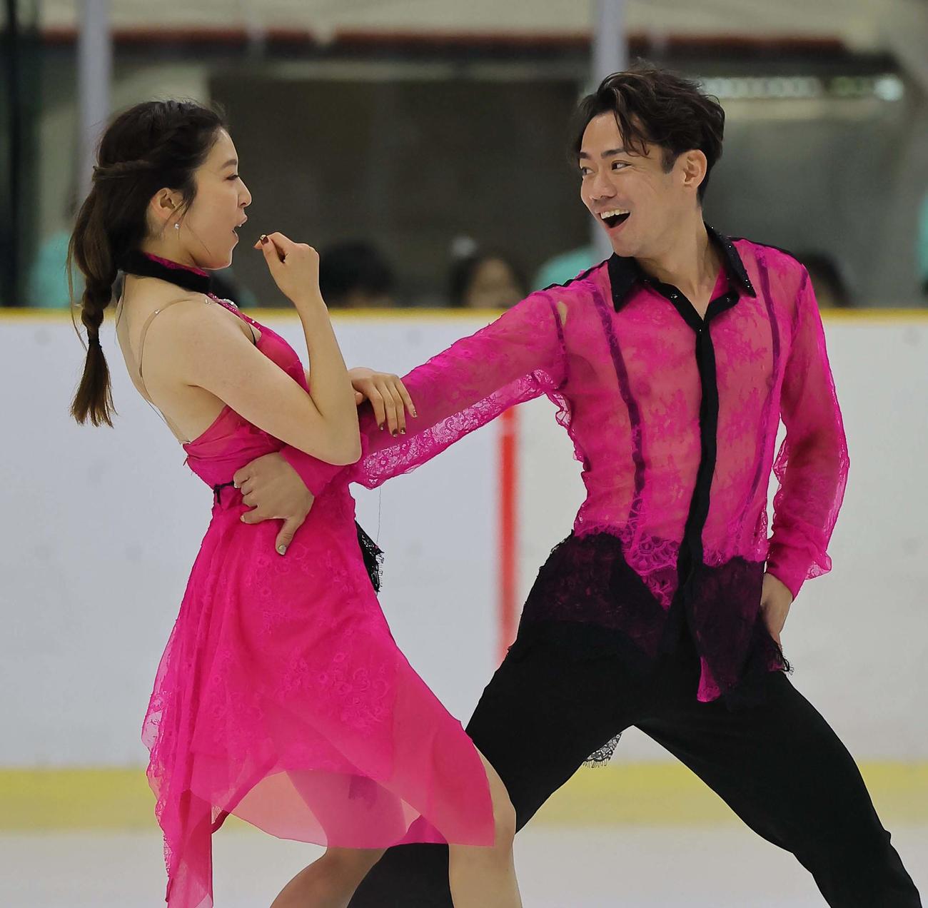 大阪府立臨海スポーツセンター創立50周年感謝祭でゲスト出演する高橋（右）村元組（撮影・上田博志）