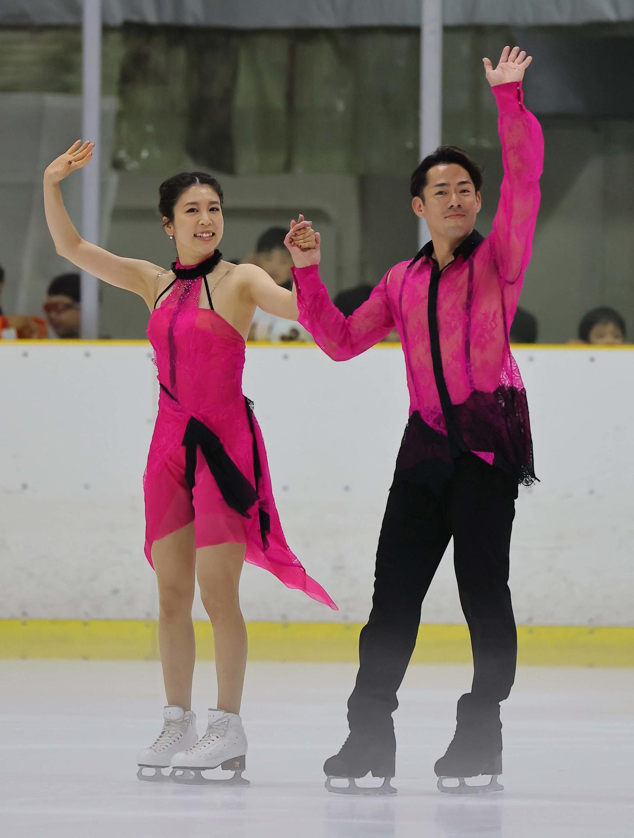 大阪府立臨海スポーツセンター創立50周年感謝祭でゲスト出演する高橋（右）、村元組（撮影・上田博志）