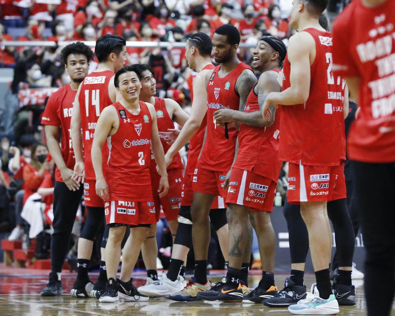決勝進出を決め笑顔の千葉J富樫（左手前）ら（共同）
