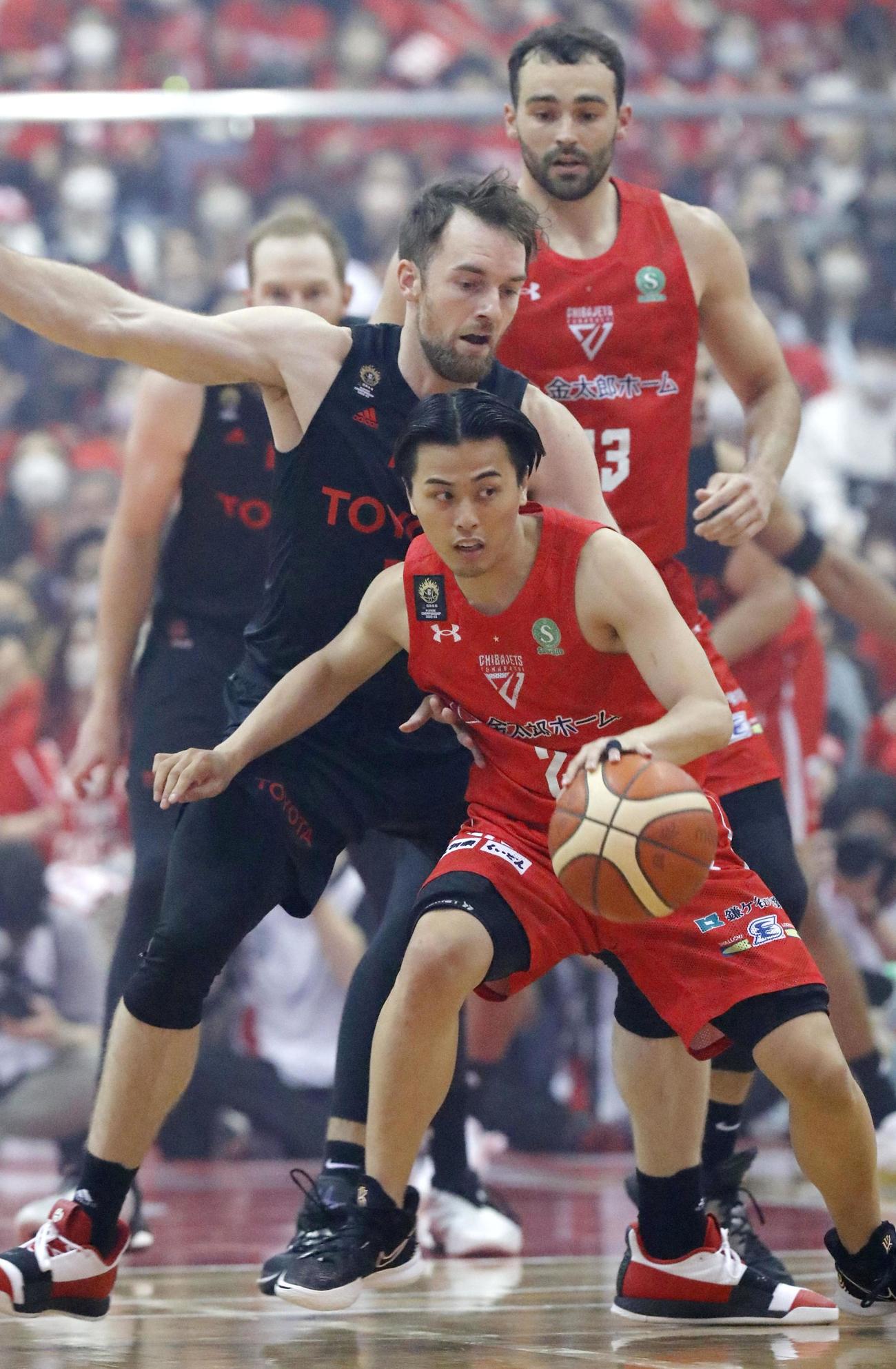 千葉J―A東京　第1クオーター、攻め込む千葉J・富樫（共同）