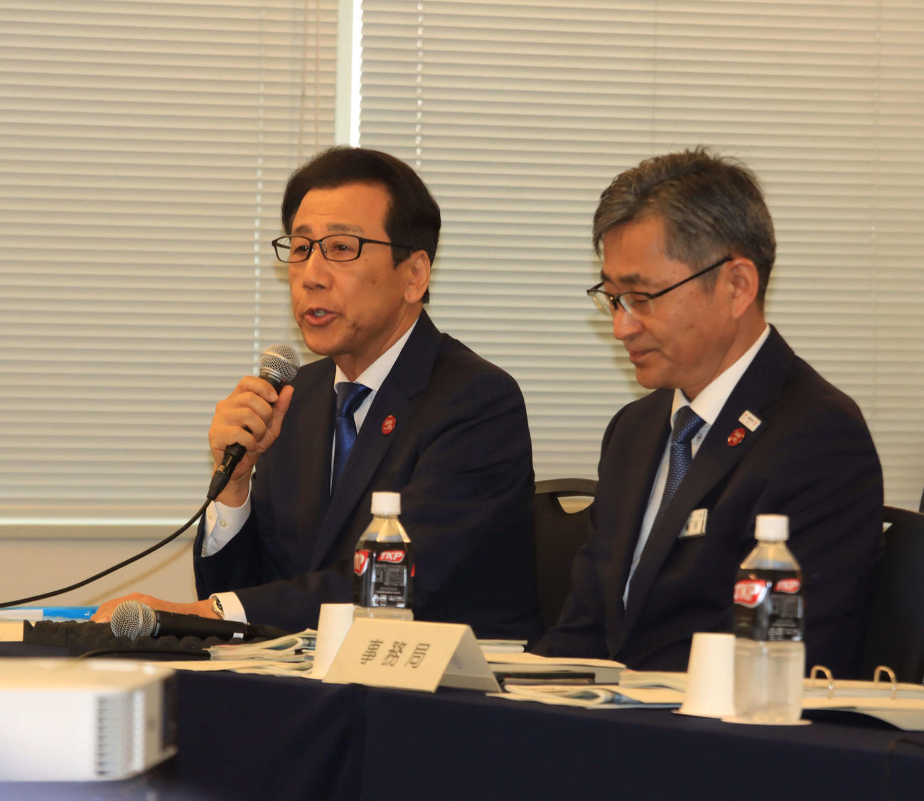 「北海道・札幌2030オリンピック・パラリンピック冬季競技大会に向けた大会運営見直し案に関する検討委員会」であいさつする札幌秋元市長（左）（撮影・保坂果那）