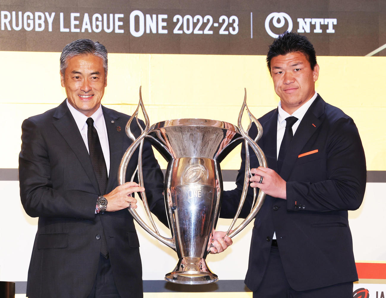 リーグワン2022－2023アワードでリーグワン玉塚理事長（左）から優勝カップを受け取る東京ベイ立川（撮影・野上伸悟）