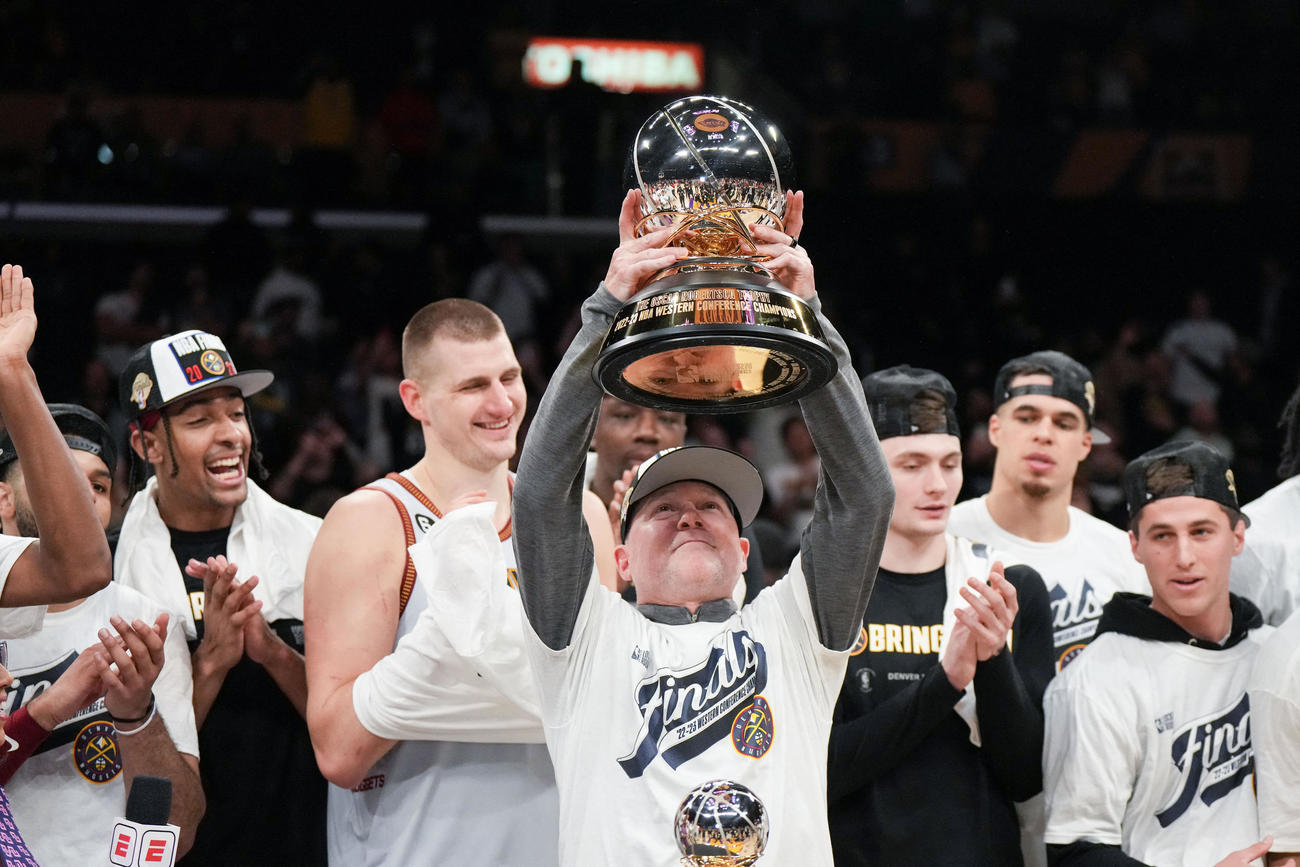 地区決勝を制して喜ぶナゲッツのマローン監督と選手（USA TODAY Sports＝ロイター）