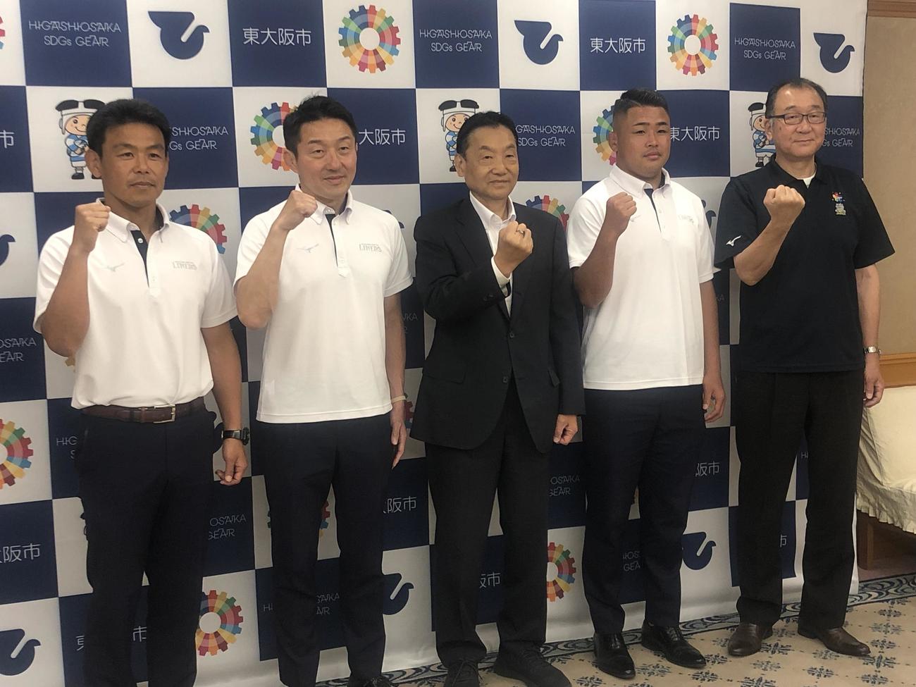 花園近鉄ライナーズが東大阪市を表敬訪問し、記念撮影する（左から）水間ヘッドコーチ、飯泉GM、野田市長、野中主将、山本副市長