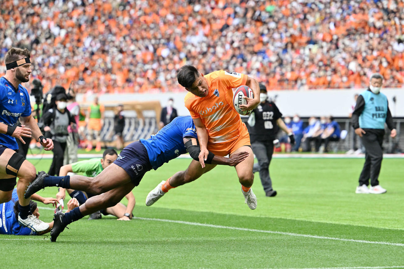 リーグワンプレーオフ決勝でトライを狙う東京ベイWTB木田晴斗（右）（23年5月20日撮影）