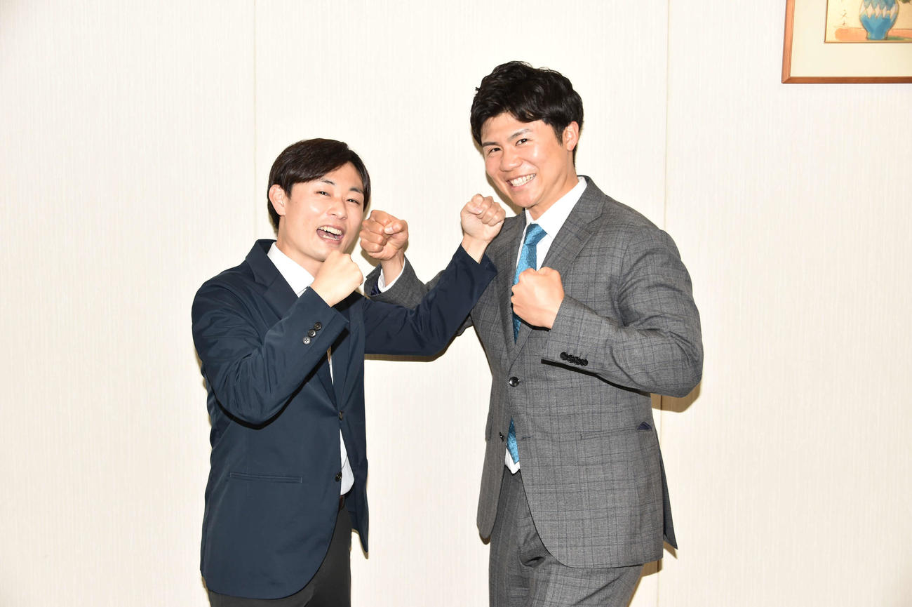 県高校総体ボクシングの実況を控え、気合十分の大石アナ（左）と大角アナ