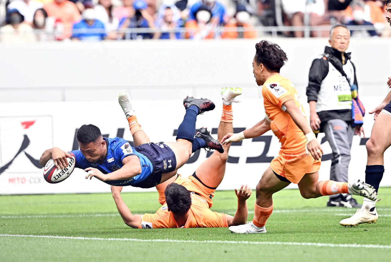 20日、リーグワンプレーオフ決勝の東京ベイ戦でトライを決める埼玉WTB長田（左）