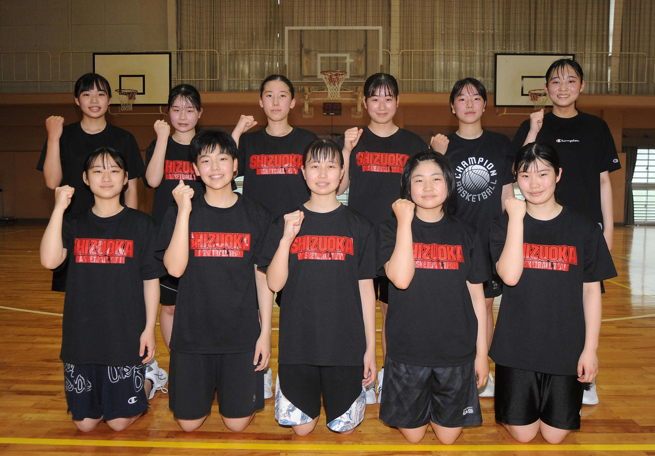 ガッツポーズに力を込める静岡高の選手ら
