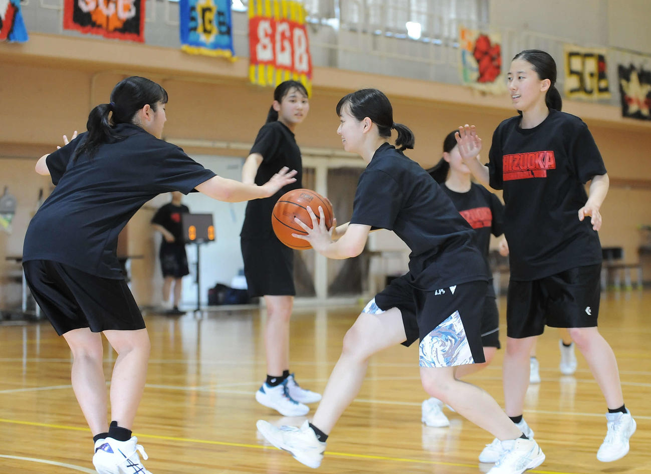 相手守備を引きつけてボールをパスする静岡高の蝦名（手前中央）