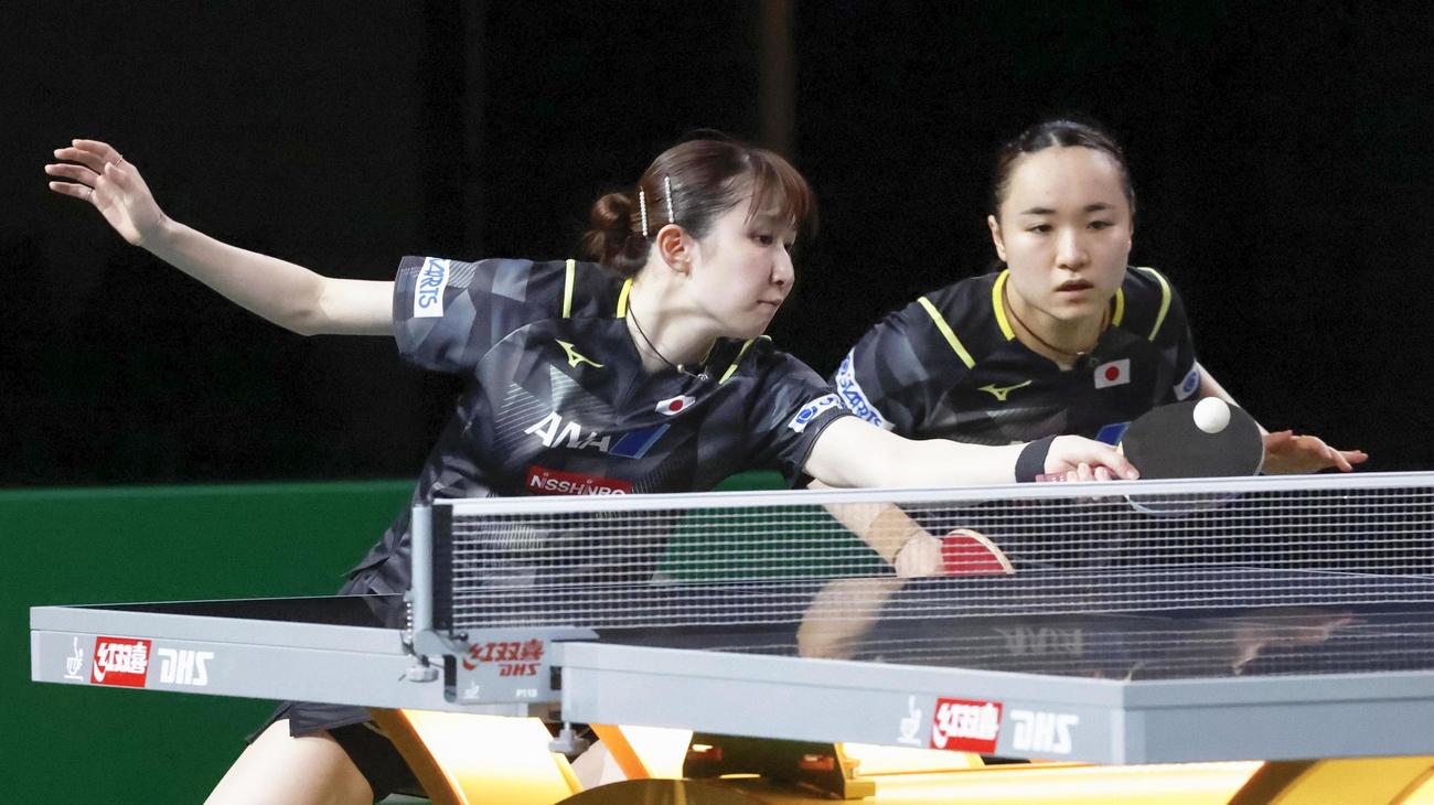 女子ダブルス準々決勝で中国の陳夢（手前左）、王芸迪組と対戦する伊藤美誠（奥右）、早田ひな組（共同）