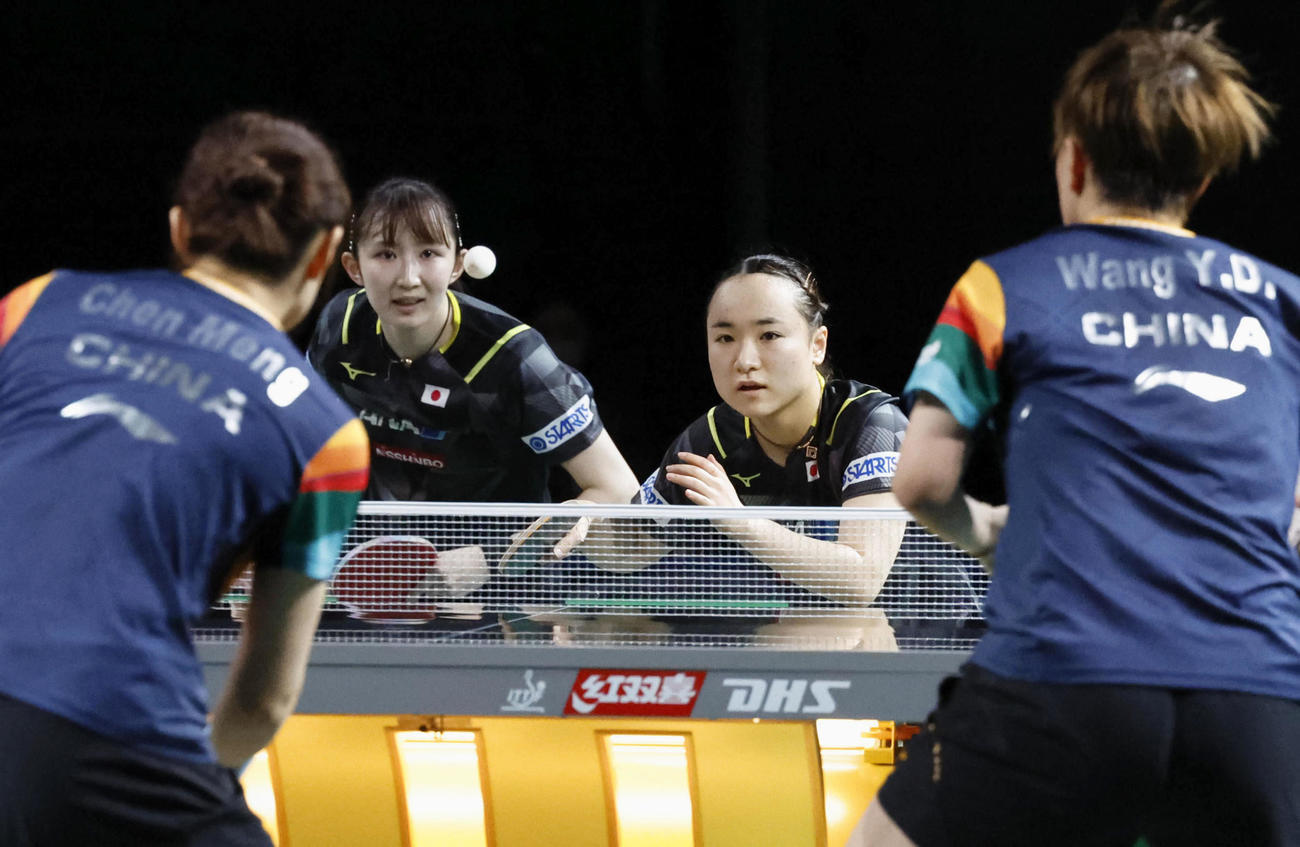 女子ダブルス準々決勝で中国の陳夢（手前左）、王芸迪組と対戦する伊藤美誠（奥右）、早田ひな組（共同）