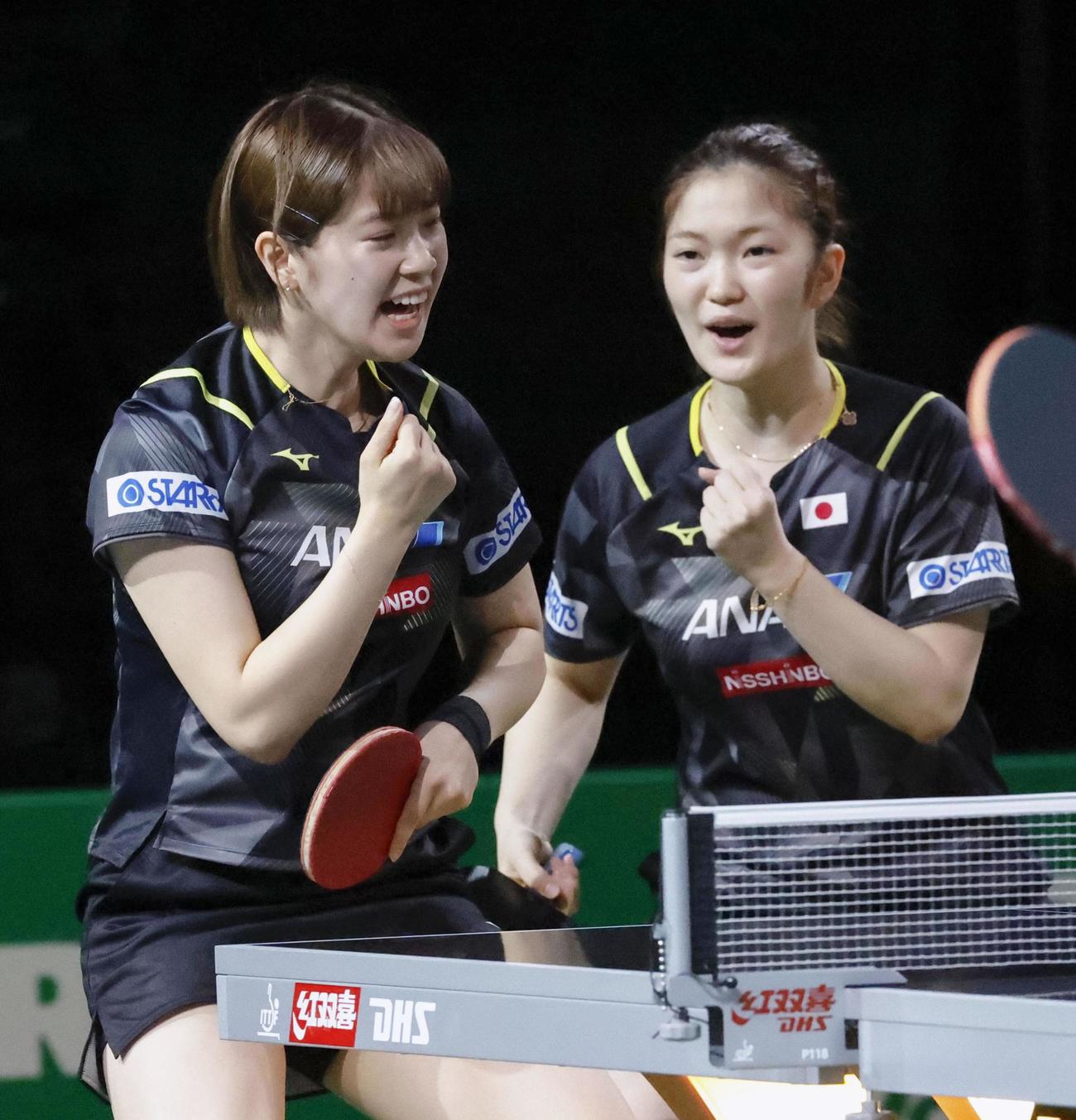 女子ダブルス準々決勝でポイントを奪い、ガッツポーズする木原美悠（右）、長崎美柚組（共同）