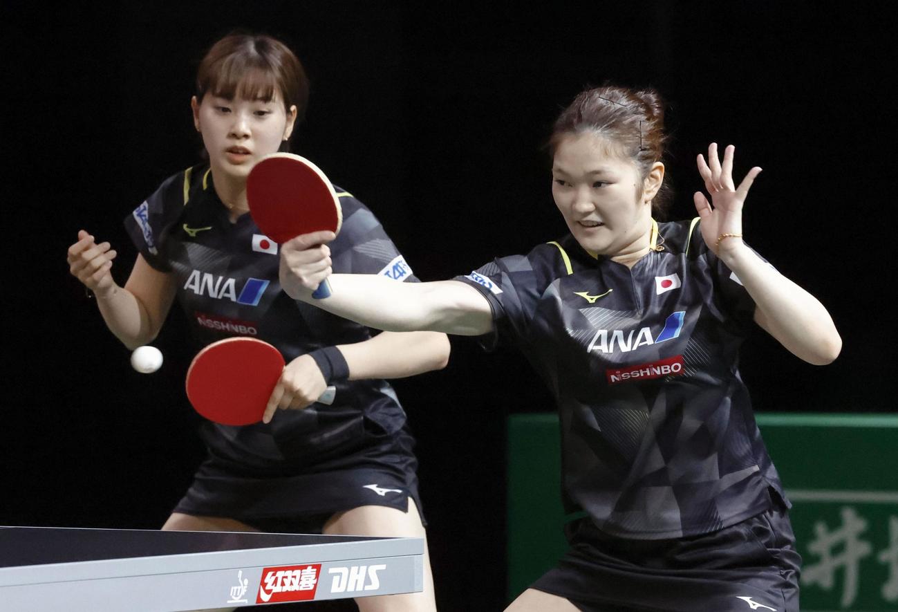 女子ダブルス準々決勝でプレーする木原美悠（右）、長崎美柚組（共同）