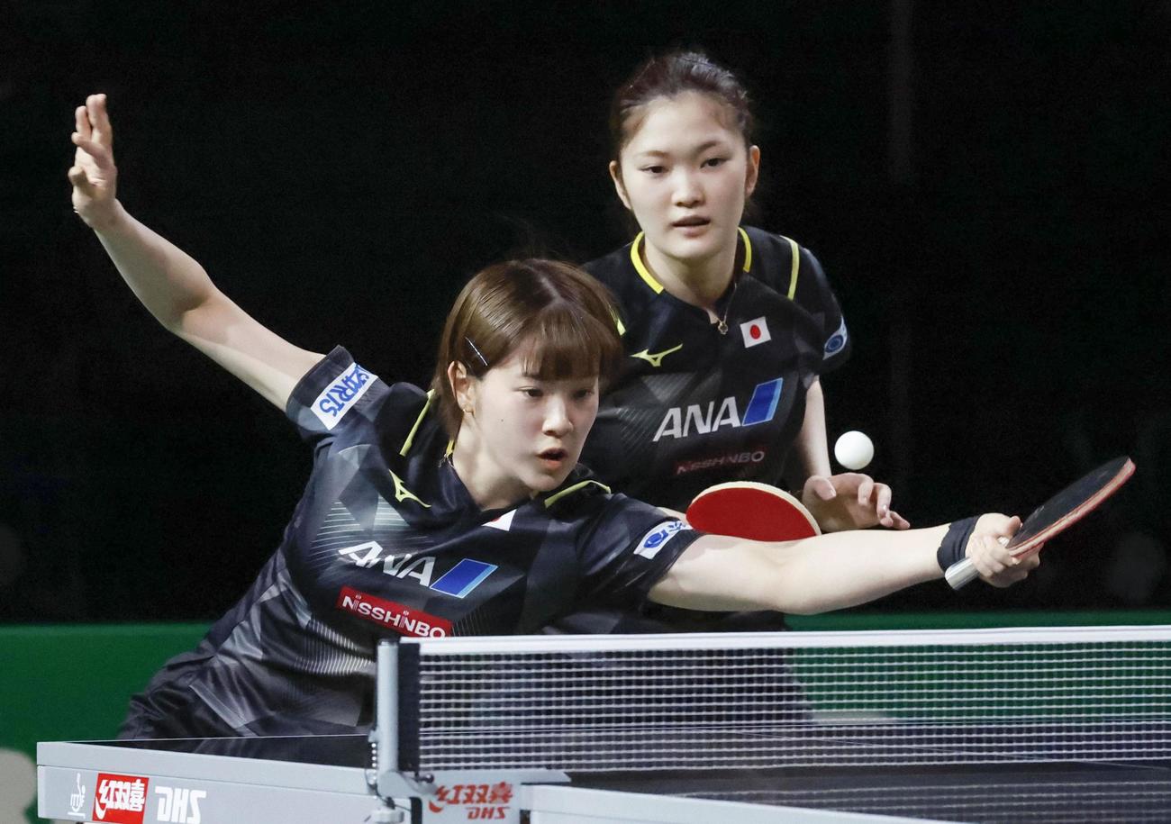 女子ダブルス準々決勝でプレーする木原美悠（右）、長崎美柚組（共同）