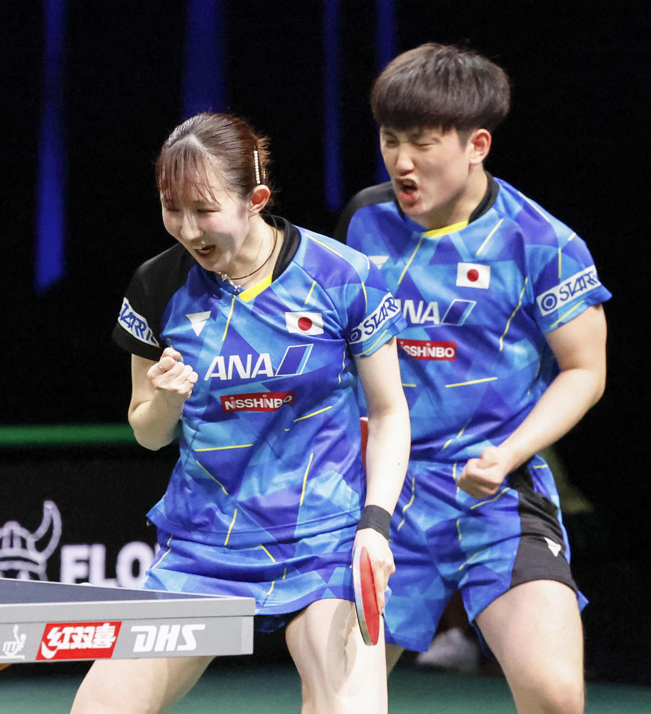 混合ダブルス準決勝で勝利し、喜ぶ張本智和（右）、早田ひな組（共同）