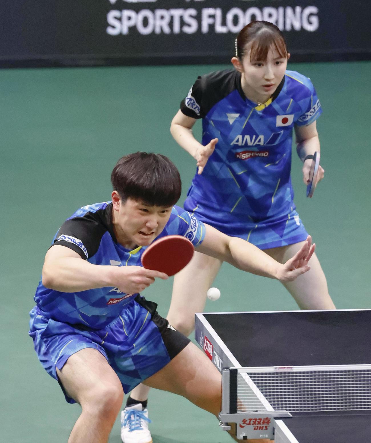 混合ダブルス準決勝でプレーする張本智和（手前）、早田ひな組（共同）