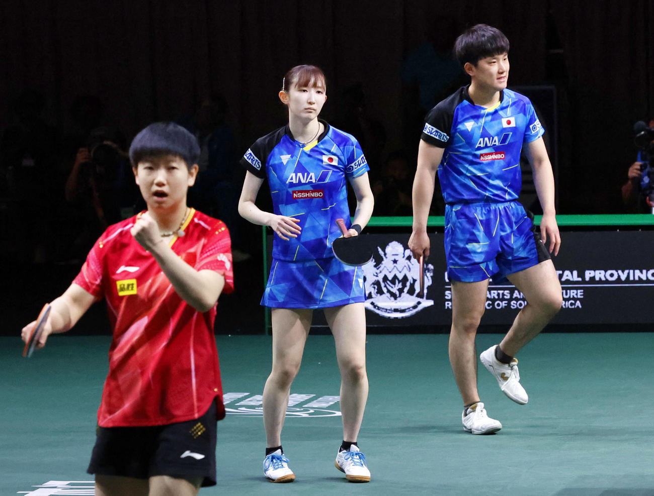混合ダブルス決勝でポイントを奪われた張本智和（右）、早田ひな組（共同）