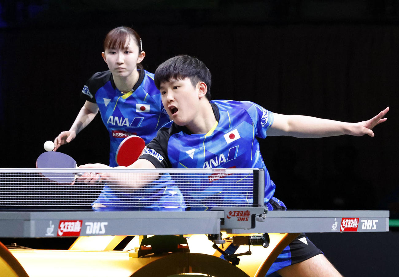 混合ダブルス決勝でプレーする張本智和（手前）、早田ひな組（共同）