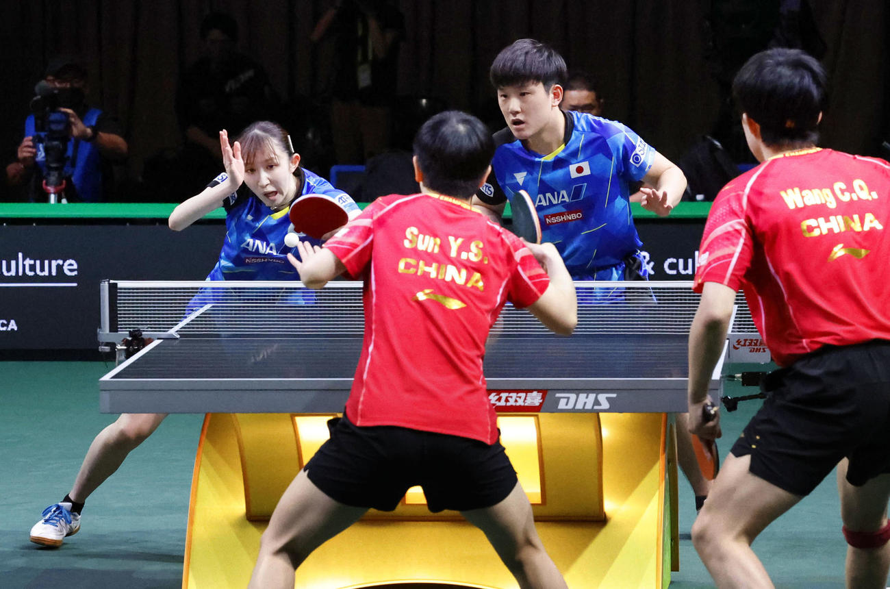 混合ダブルス決勝で中国ペアと対戦する張本智和（奥右）、早田ひな組（共同）