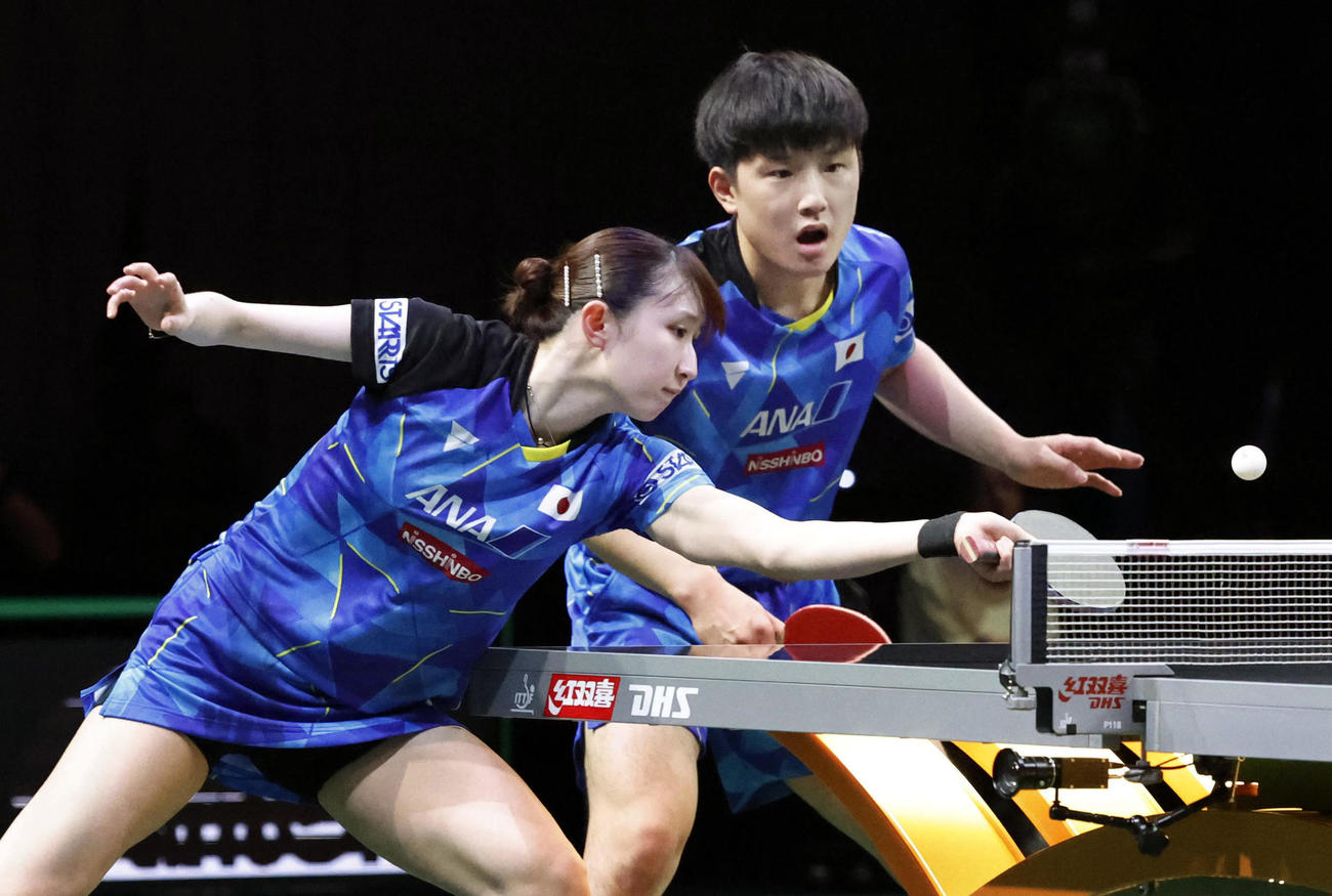 混合ダブルス決勝でプレーする張本智和（奥）、早田ひな組（共同）