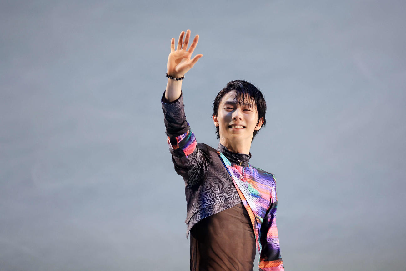 エンディングで笑顔で手を振る羽生結弦さん（撮影・浅見桂子）
