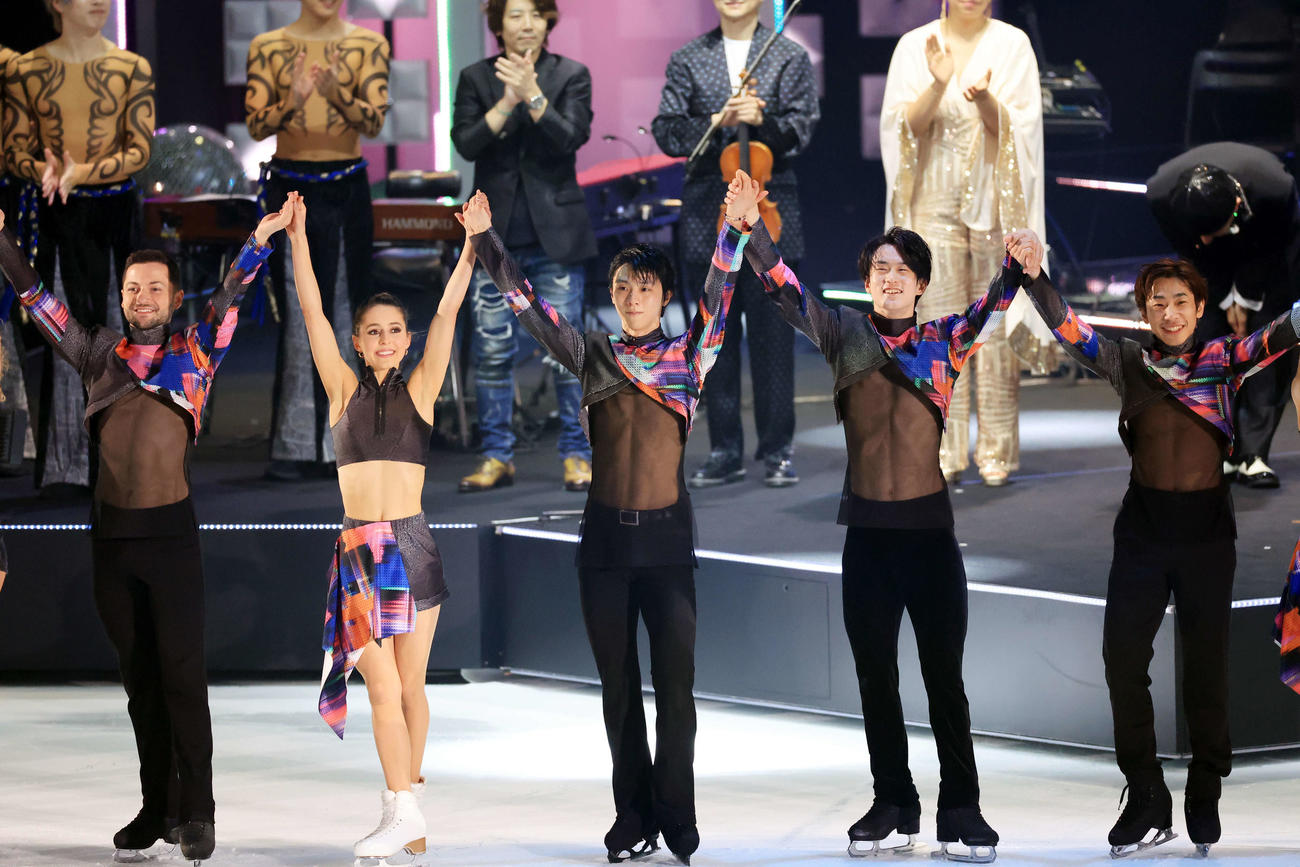 エンディングであいさつする羽生結弦さん（中央）。右は織田信成さん、同2人目は山本草太（撮影・浅見桂子）
