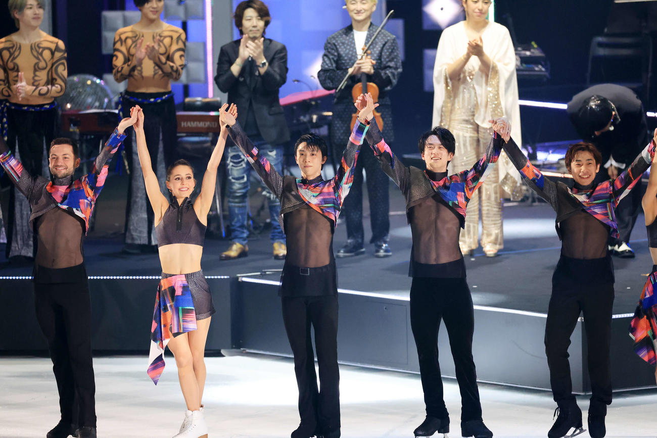 エンディングであいさつする羽生結弦さん（中央）。右は織田信成さん、同2人目は山本草太（撮影・浅見桂子）