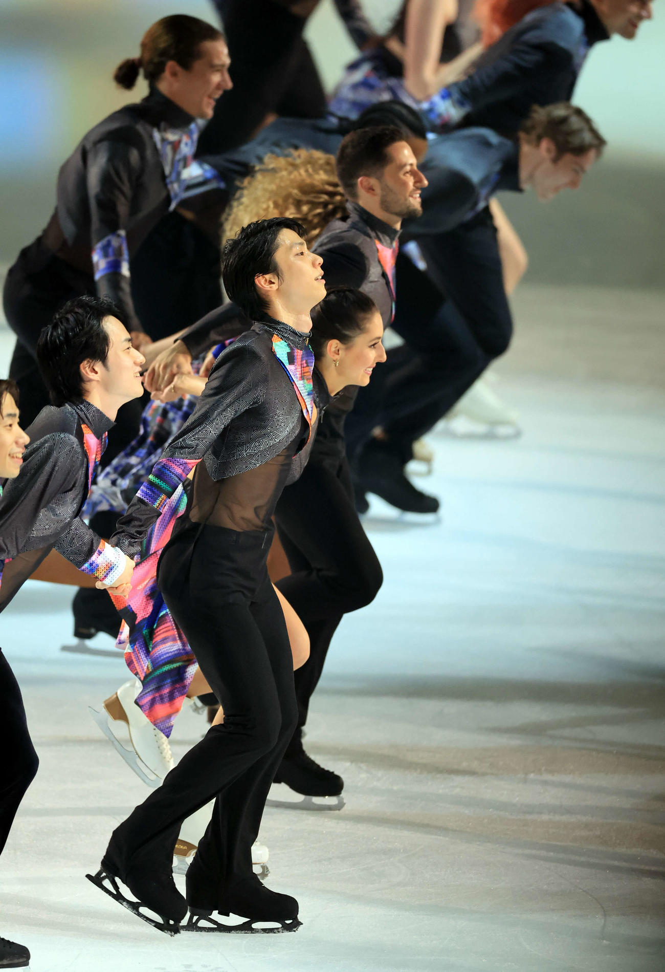 エンディングで演者と手をつないであいさつする羽生結弦さん（中央）（撮影・浅見桂子）