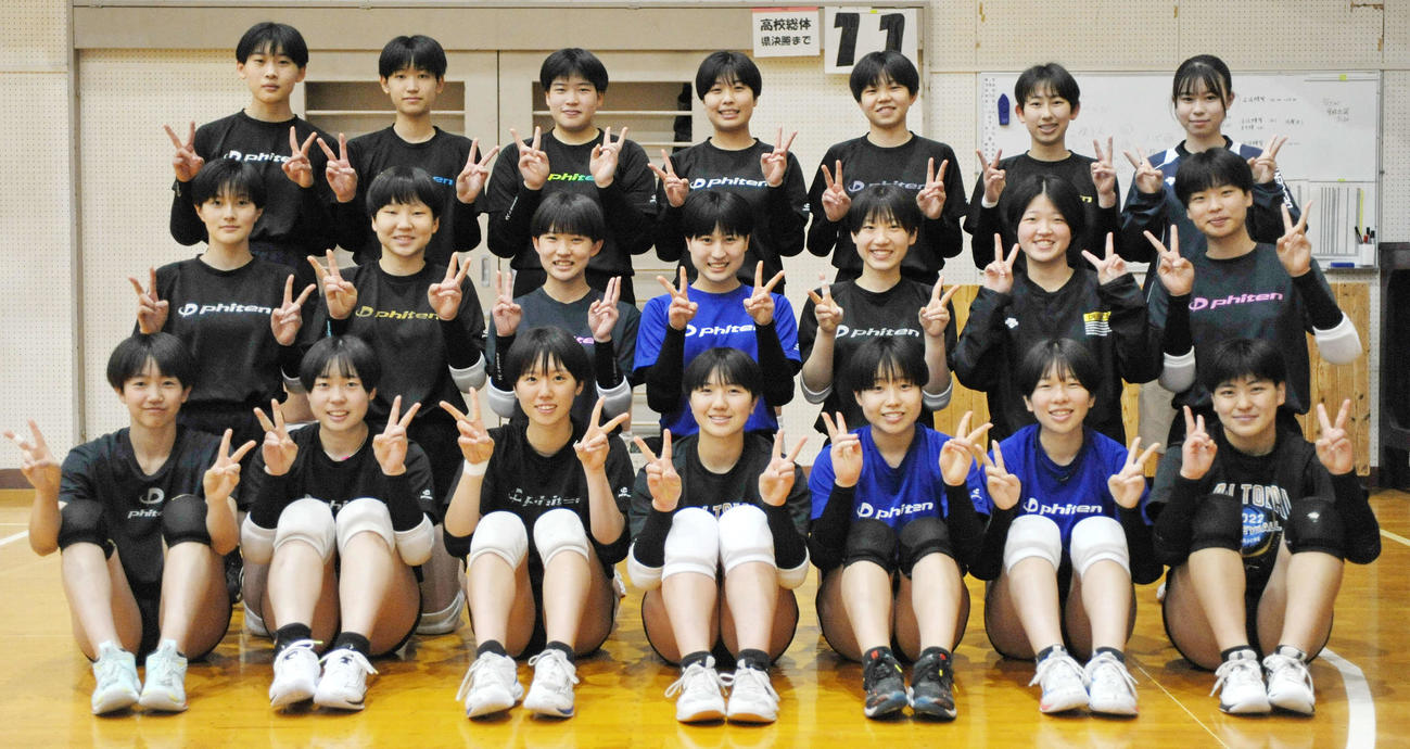 初優勝を目指し両手でVサインをする三島南の選手たち　　　　