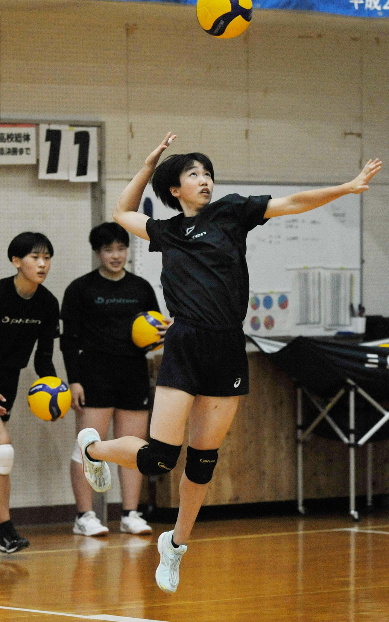 サーブ練習に励む三島南OH鈴木　