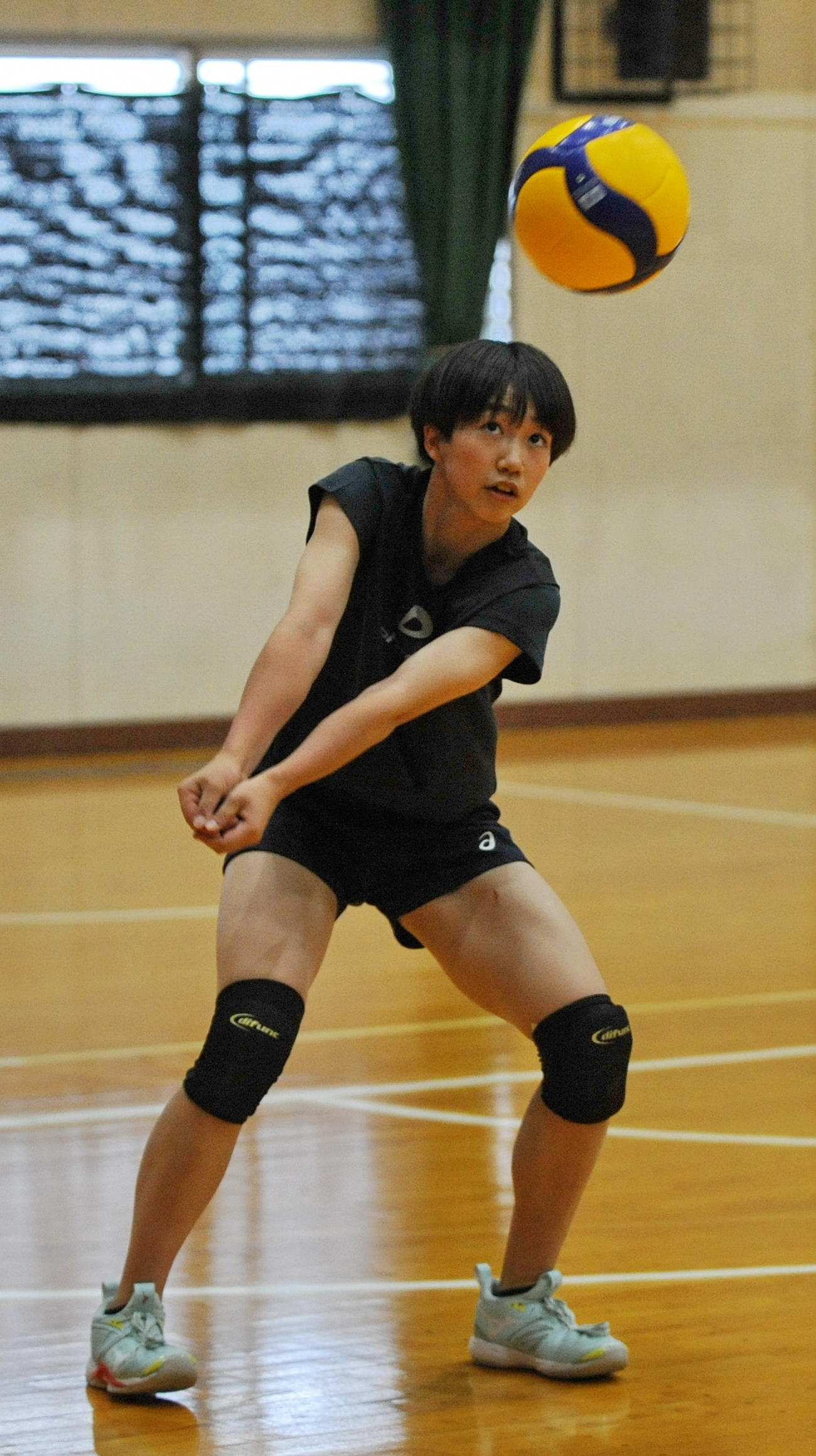 レシーブ練習に励む三島南OH鈴木　