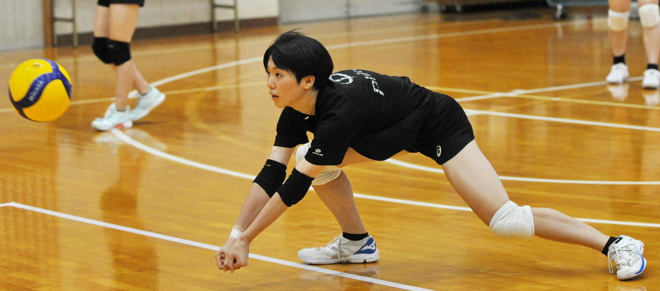 レシーブ練習に励む三島南OH渡辺　